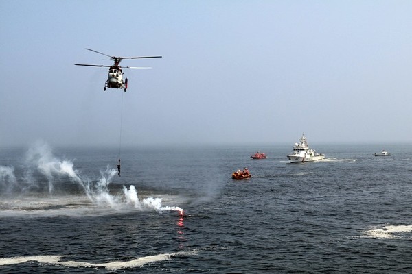 군산해경이 해양사고를 가장한 인명구조훈련을 벌이고 있다./사진=군산해경