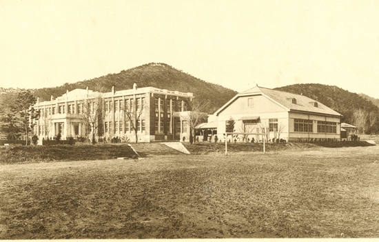 일제강점기 군산중학교 본관과 강당 1928년./사진출처=군산야구 100년사