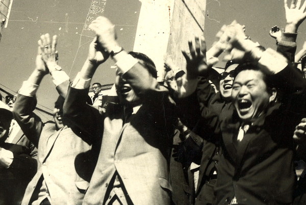 1971년 10월 전국체전때 응원하는 김판술 이용일 강선국씨(왼쪽부터)/사진 제공=조종안 기자