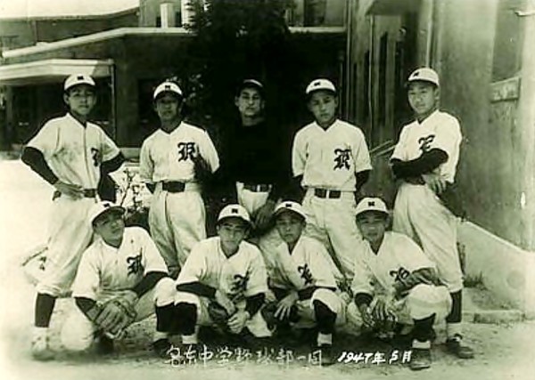 경동고 야구부 시절 동료들과(뒷줄 맨 오른쪽 이용일)/사진 출처=군산야구 100년사