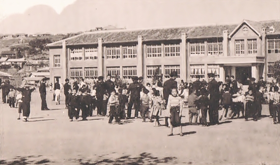 1960년대 초 남초등학교 운동장(산동네 초가들이 눈길을 끈다)/사진=군산 야구 100년사