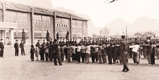 군산남초등학교 아침조회(1950년대)./사진 출처=군산 야구 100년사