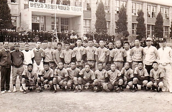 군산중학교 야구부 단체사진(뒷줄 왼쪽에서 다섯 번째 김성한)./사진=군산야구100년사