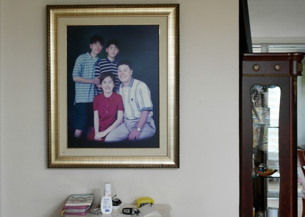 김성한 코치 아파트 거실에 걸린 가족사진./출처=군산야구 100년사