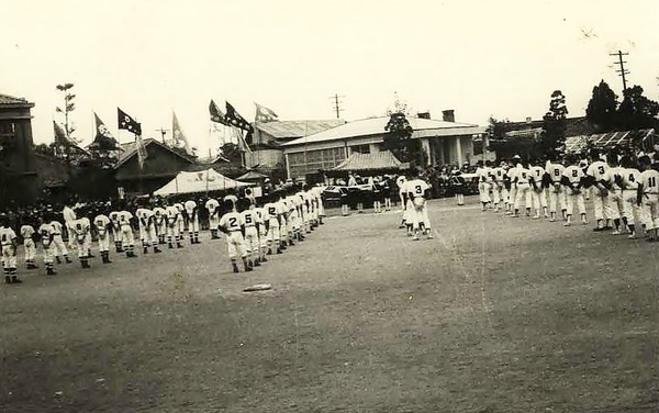 1970년대 초중학교 야구대회 개막식./사진=군산야구 100년사