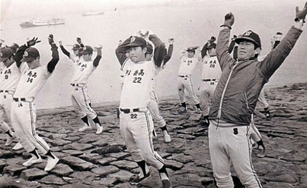 도선장(군산-장항)에서 몸을 푸는 최관수 감독과 선수들(1970년대 중반)./사진=군산야구 100년사