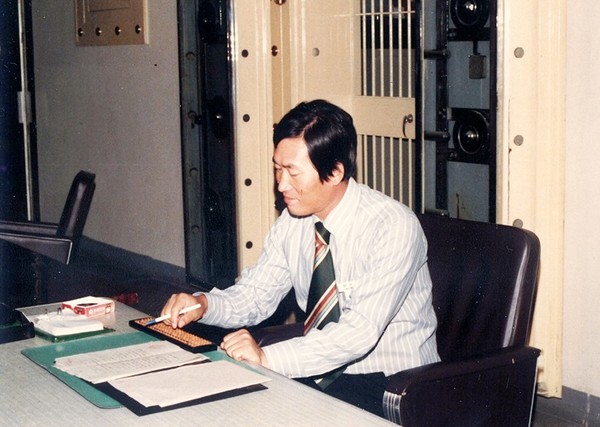 감독직 사임하고 은행에서 근무하는 최관수(1980년 10월)./군산야구 100년사