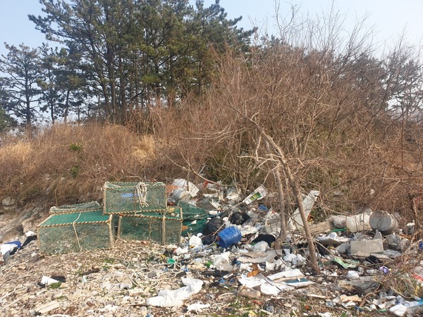 선유3구의 한 공터에 각종 쓰레기들이 뒤덮여 있어 관광객들의 빈축을 받고 있다./ 사진= 투데이군산
