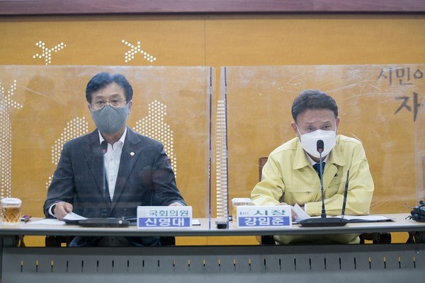 강임준 시장과 신영대 국회의원이 지난 6일 기자회견을 열어 새만금개발청의 독단 행정에 대해 비판하고 나섰다. /사진=군산시