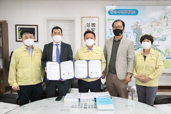 강임준 시장과 이창수 군산시의사회장(왼쪽 두번째)이 업무협약을 맺었다.