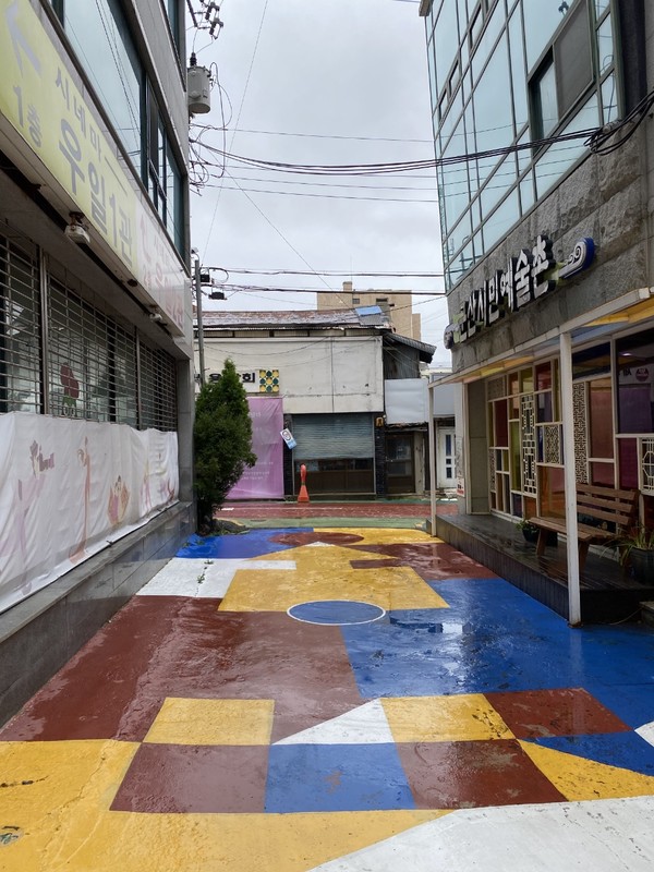  예술의 거리에 바닥에 수놓은 오징어게임(놀이) 그래피티. / 사진= 시민예술촌 제공