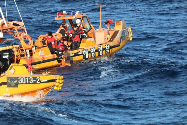 군산해경 3013함에서 추가 발견한 중국선원 1명을 구조하고 있다./사진=군산해경 제공