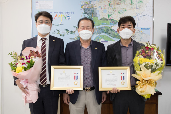 (왼쪽부터)최창호 의원, 김영일 부의장, 나종대 의원