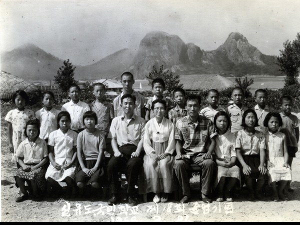 배처자교장선생님과 학생들(1968년) - 중앙에 안경쓰시고 한복입은신분(전북교육청제공)