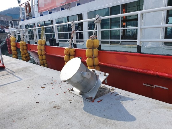 유람선이 접안 중 선착장과 충돌해 일부 승객이 부상을 입었다. 사진=군산해경