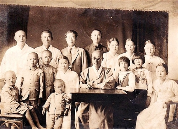 ▲ 평양관 주인 이근삼 가족사진(1930년대)/사진=조종안 기자
