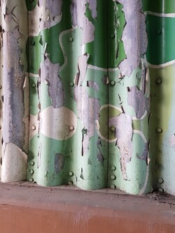 소룡동 동아아파트로 향하는 생태통로의 페인트가 심하게 벗겨져 있어 거리의 흉물로 변한 지 오래다./사진=투데이 군산