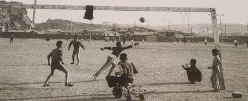 1960년대 공설운동장에서 축구하고 있는 학생들. / 사진=신철균 작가