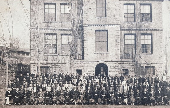 1931년 영명학교의 학생 및 교사들/사진 출처=군산제일역사관