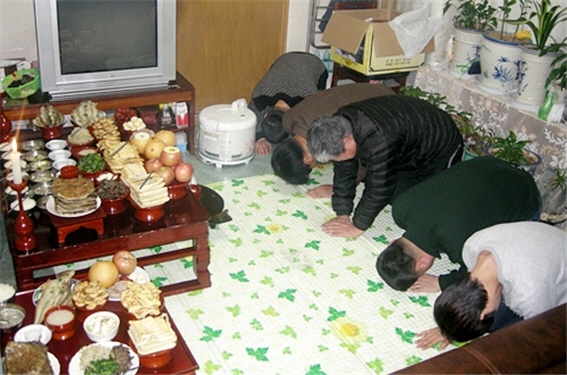 ▲ 설날 아침 가족이 차례지내는 모습(2012년)/사진=조종안 기자 제공
