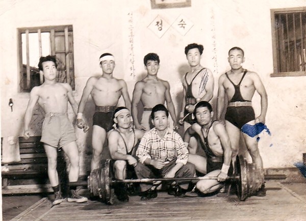군산체육관 역도부 선수들(1958년 7월)./출처=군산 야구 100년사