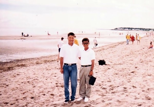 캐나다 멍크턴시 해변에서 나창기 감독과 이진영 선수(1997년)/사진=군산야구 100년사