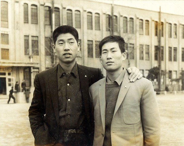 기업은행 입단 첫해인 1962년 김성근(왼쪽) 최관수(오른쪽)/사진=군산야구 100년사