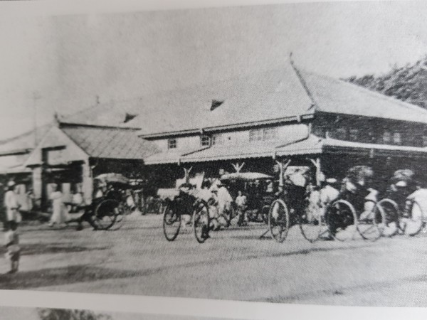 1930년대 옛 군산역사 주변에 놓여 있는 수많은 자전거들. 당시 역주변에 정차된 자전거들로 미뤄 군산의 자전거시대가 본격 개막됐음을 보여주고 있다. / 사진= 군산시제공
