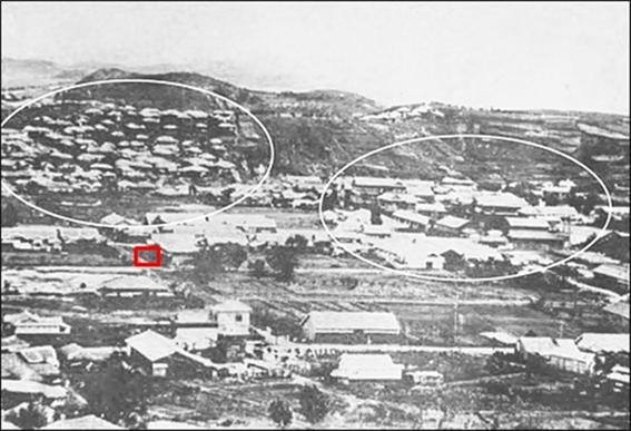 ▲ 1920년대 군산 월명동 부근(왼쪽 ○ 표시가 개복동 고지대. 오른쪽은 명산동 유곽단지)/사진=조종안 기자