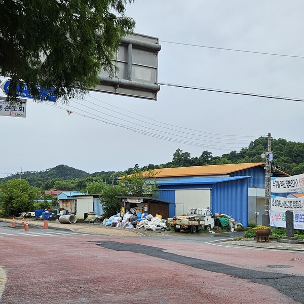 군산시 회현면 도로에 엄청난 쓰레기들이 널려져 있어 시민들의 눈살을 찌푸리게 하고 있다.